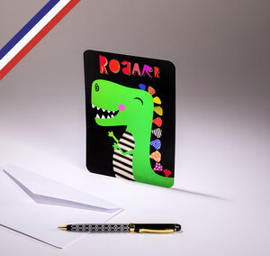 Carte simple happy word ! Créée et imprimée en france sur papier certifié pefc - dino roaarr