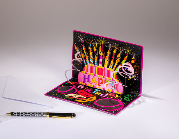 Carte pop up mise en scène- anniversaire happy birthday bougies crépitantes