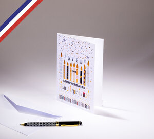 Carte double miniature créée et imprimée en france  sur papier certifié pefc - joyeux anniversaire - bougies