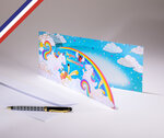 Carte double extravagance créée et imprimée en france sur papier certifié pefc - joyeux anniversaire licornes et arc-en-ciel - découpe nuage et or à chaud