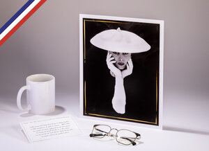 Affiche 24x30 en édition limitée créée et imprimée en France - Femme aux longs gants blancs