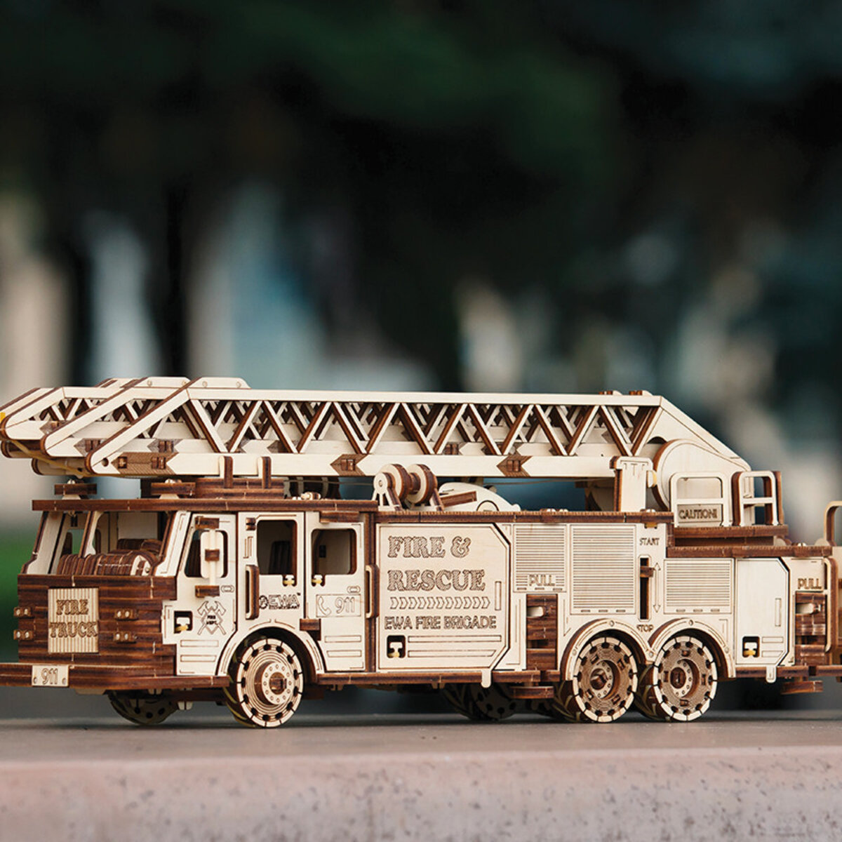 Maquette 3D en bois - Camion de pompier 37 8 cm - La Poste