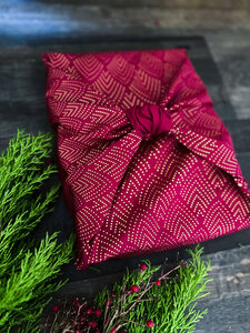 Carédeau Papier Cadeau Réutilisable Collection Monochrome Coton Recyclé Furoshiki 100 Coton : Les Paons aux plumes dorées (TailleM) 55x55 cm en rouge bordeau