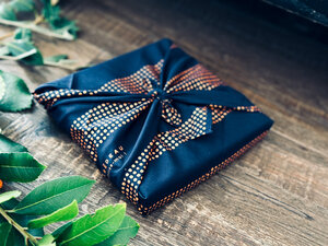 Papier Cadeau Réutilisable Emballage Furoshiki Coton Recyclé : Pour un flirt en bleu nuit Taille S (35x35) cm