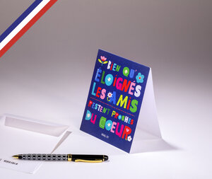 Carte double bouton d'or créée et imprimée en france - bien qu'éloignés les amis restent proches du cœur