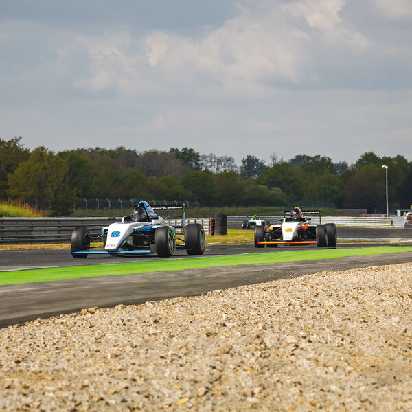 SMARTBOX - Coffret Cadeau Stage de pilotage monoplace : 20 tours sur le circuit de La Ferté-Gaucher en Formule 4 Tatuus -  Sport & Aventure