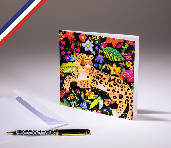 Carte double in the garden créée et imprimée en france sur papier certifié pefc - léopard sur un lit de fleurs