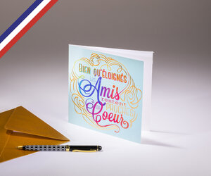 Carte double en lettres d'or créée et imprimée en france - citation "bien qu'éloignés les amis restent proches du cœur"