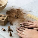 DIY encens - Moule en bois pour 4 cônes + Poudre Santal suprême + Poudre de finition