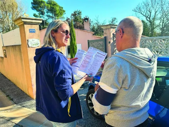 Factrice réalise le recensement devant un portail - Recensement réalisé par La Poste