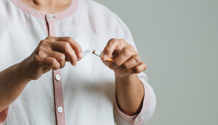 « Il y a de nombreux bénéfices à arrêter de fumer après 70 ans » 